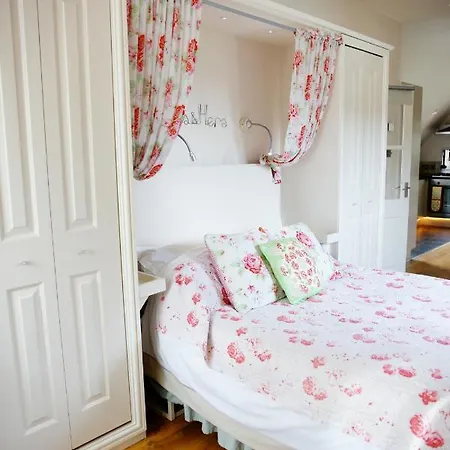Fosse Farmhouse Holiday Cottages Chippenham  Exterior foto